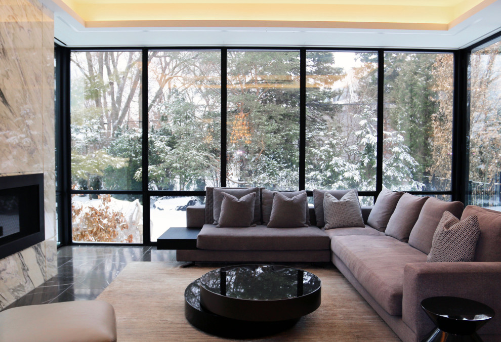 Bild på ett mellanstort funkis uterum, med marmorgolv, takfönster, grått golv och en hängande öppen spis