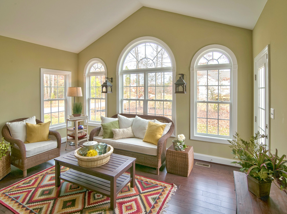 Immagine di una veranda classica di medie dimensioni con parquet scuro, soffitto classico e pavimento marrone
