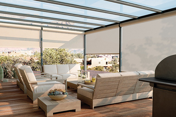 Ispirazione per una veranda moderna di medie dimensioni con pavimento in legno massello medio, nessun camino e soffitto in vetro