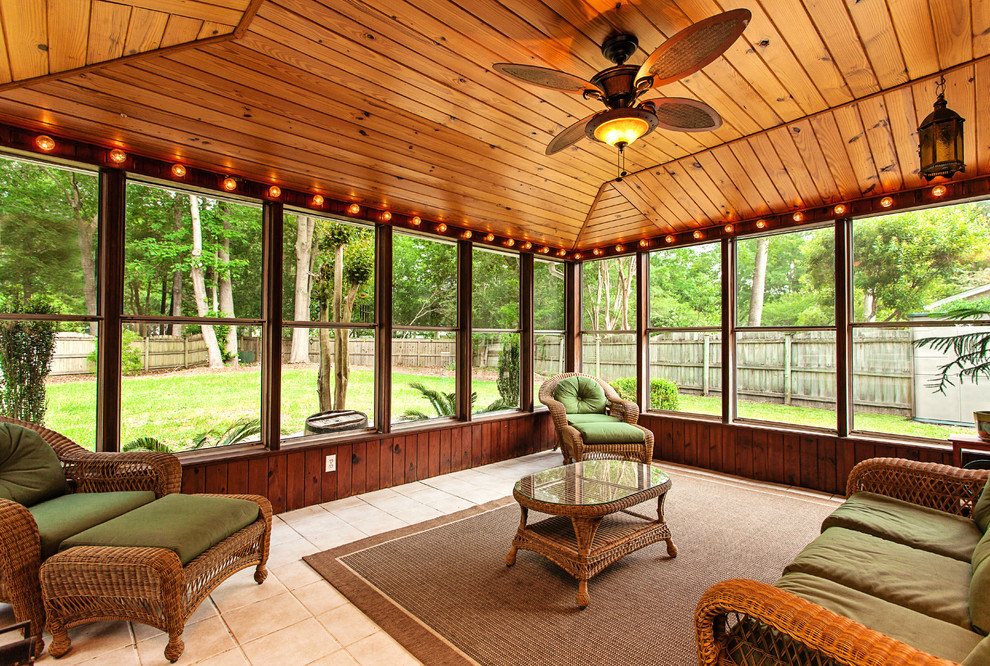 Foto di una grande veranda tropicale con pavimento con piastrelle in ceramica, soffitto classico e pavimento beige