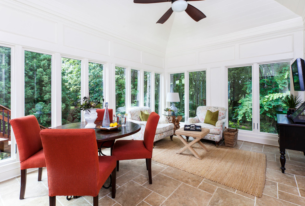 Esempio di una veranda classica con pavimento in travertino, soffitto classico e pavimento beige