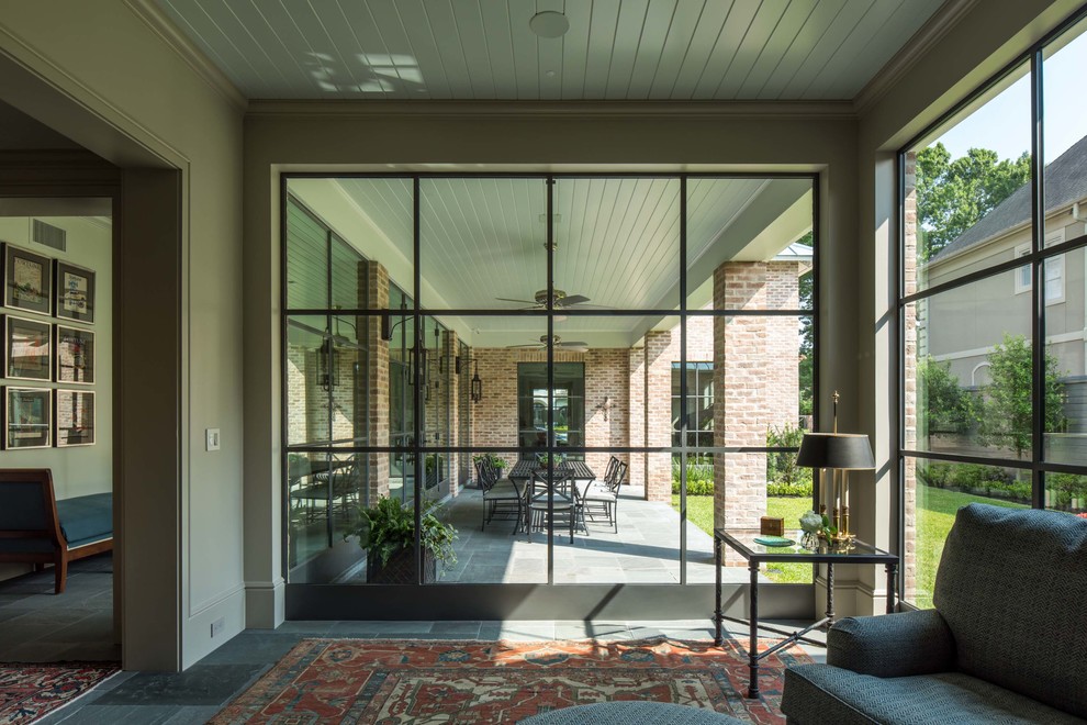 Foto di una veranda chic di medie dimensioni con nessun camino, soffitto classico e pavimento grigio