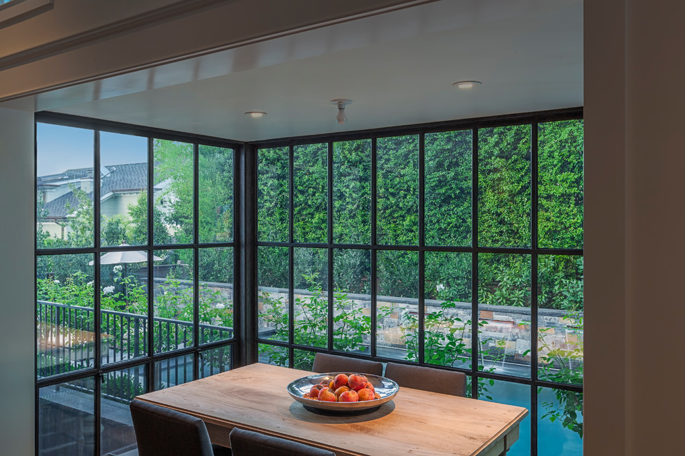 Ispirazione per una veranda chic di medie dimensioni con parquet chiaro, soffitto classico e pavimento marrone