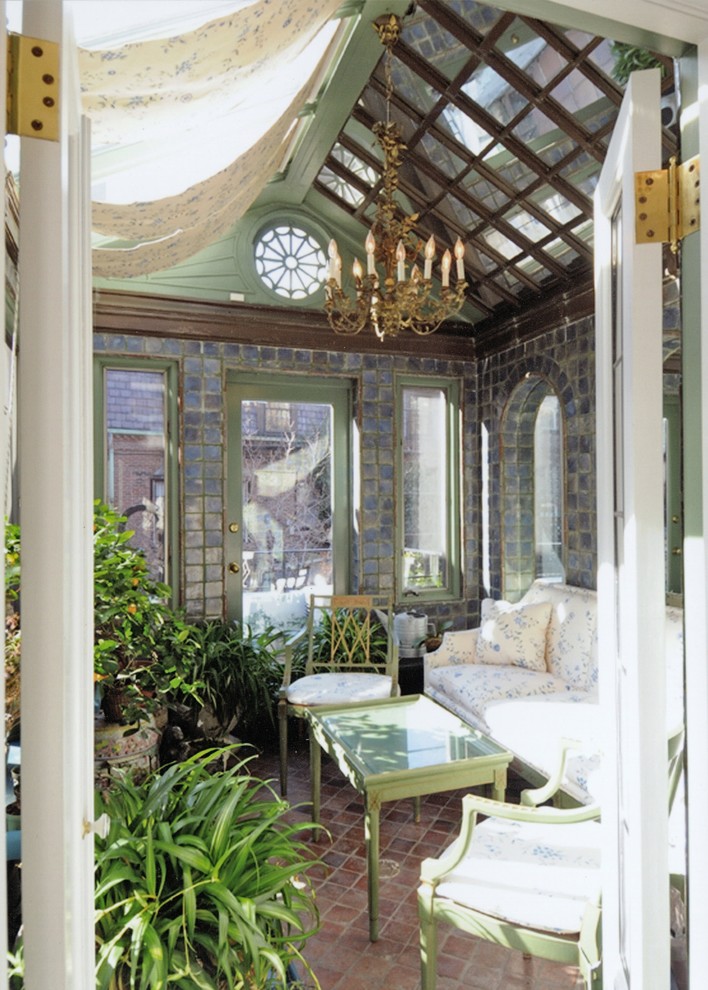 Bild på ett vintage uterum, med klinkergolv i terrakotta och glastak
