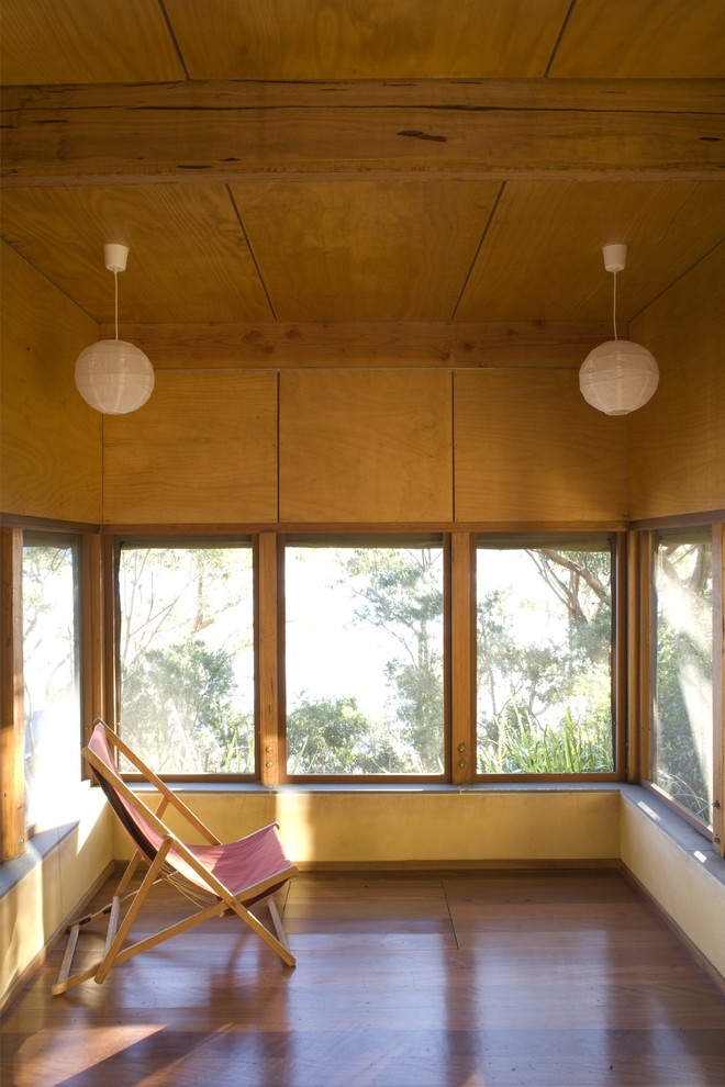 Foto på ett orientaliskt uterum, med mellanmörkt trägolv och tak
