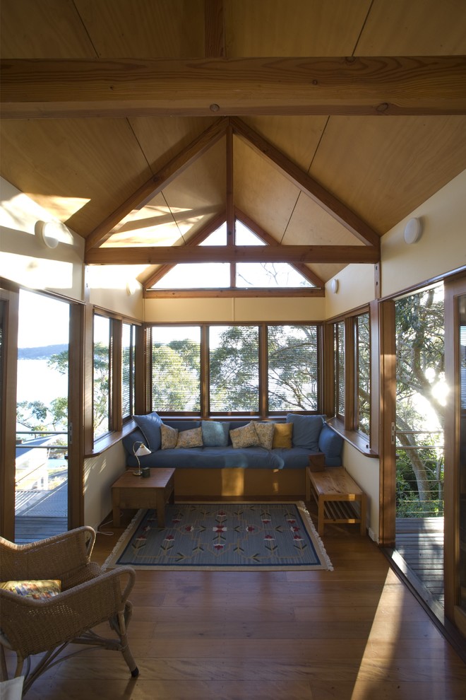 Esempio di una veranda chic con pavimento in legno massello medio e soffitto classico