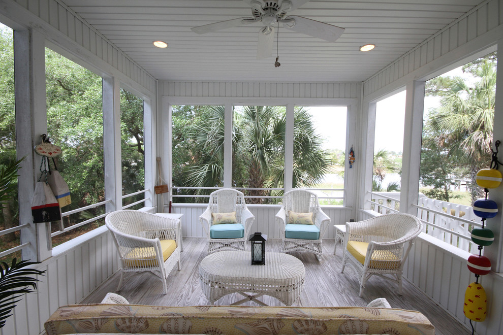Foto di una veranda costiera di medie dimensioni con pavimento in vinile e soffitto classico