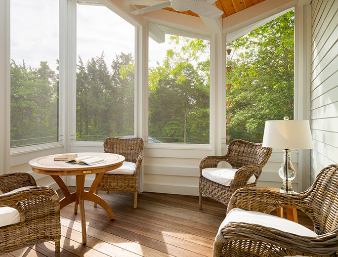 Idee per una veranda design con parquet chiaro, soffitto classico e pavimento beige