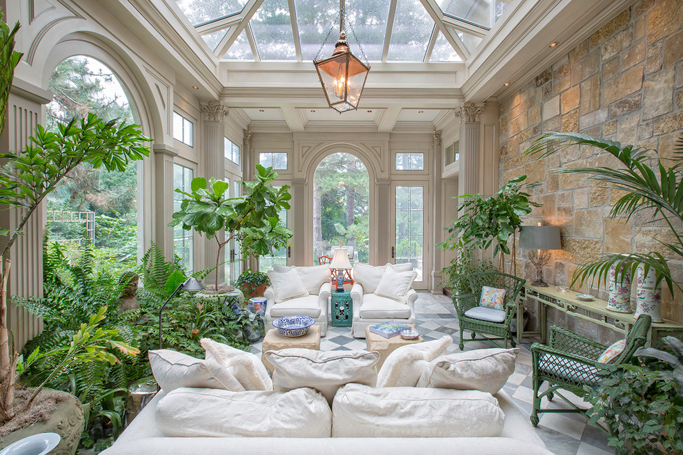 Idées déco pour une grande véranda classique avec un sol en marbre, aucune cheminée et un plafond en verre.