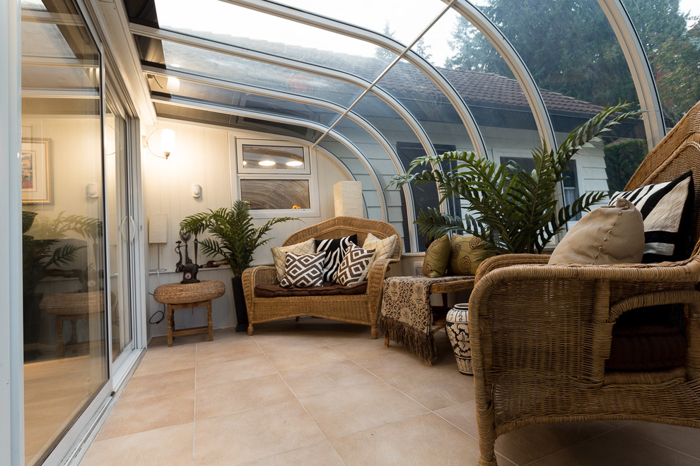 Ispirazione per una piccola veranda tropicale con pavimento in gres porcellanato e soffitto in vetro