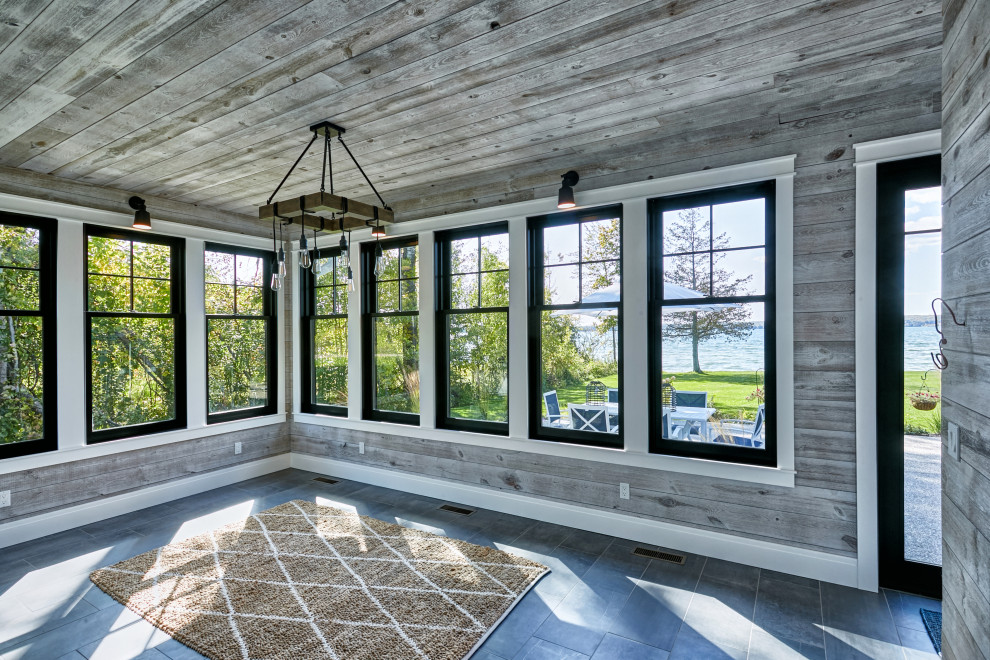 Immagine di una grande veranda stile marino con pavimento con piastrelle in ceramica e pavimento blu