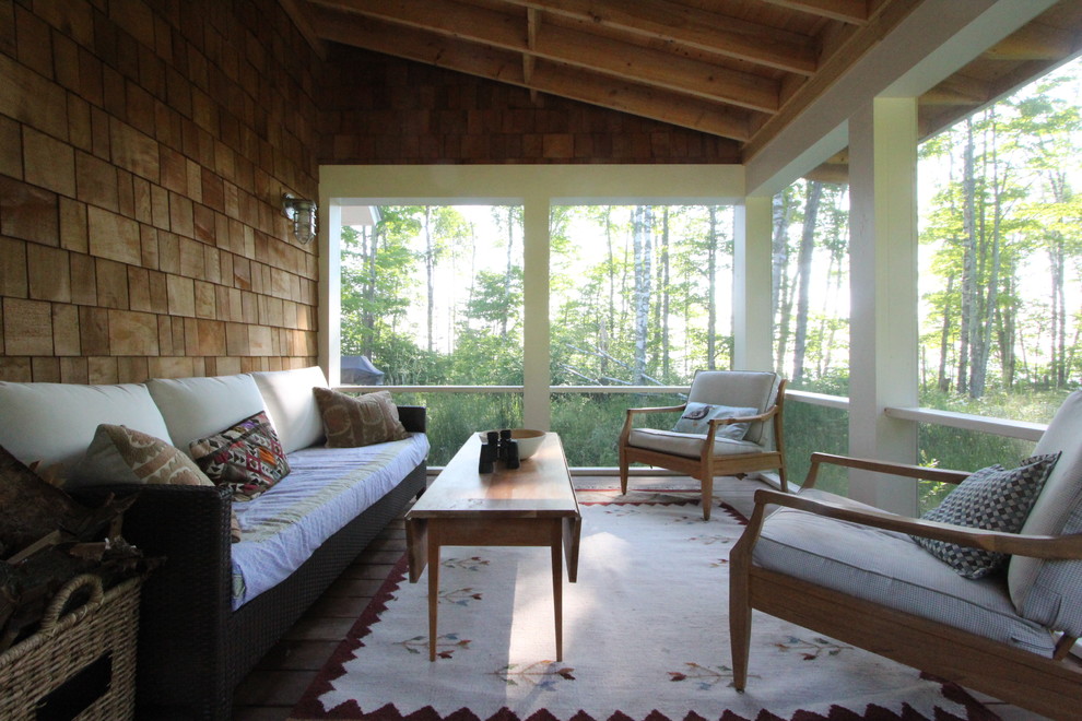 Foto på ett litet lantligt uterum, med mellanmörkt trägolv och tak