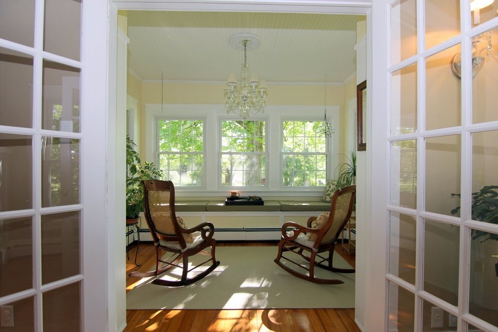Foto di una veranda classica di medie dimensioni con pavimento in legno massello medio, nessun camino e soffitto classico