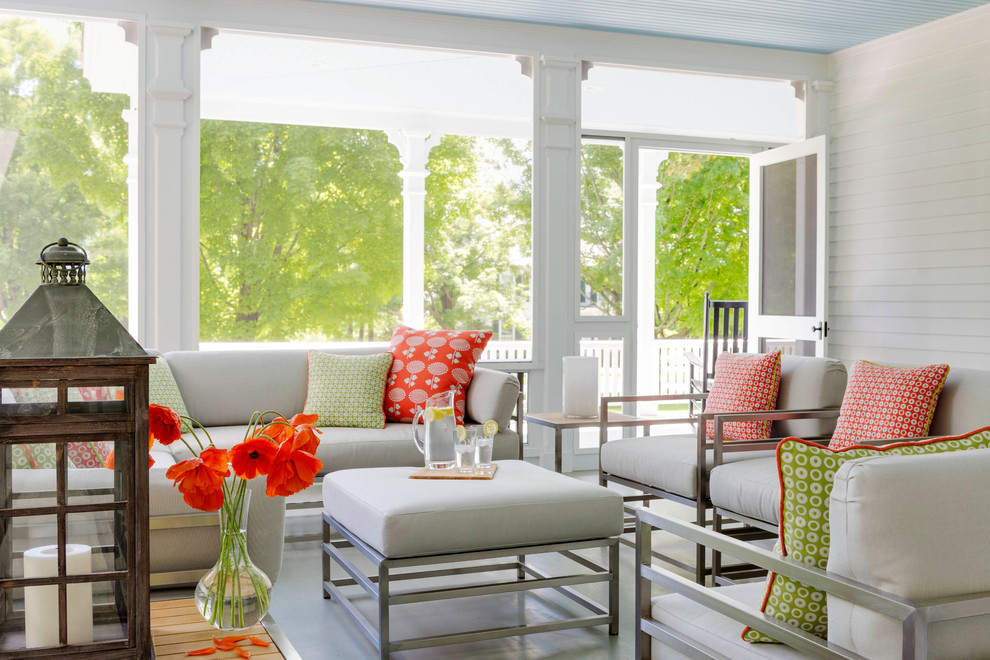 Immagine di una piccola veranda classica con soffitto classico, nessun camino, pavimento grigio e pavimento in legno massello medio