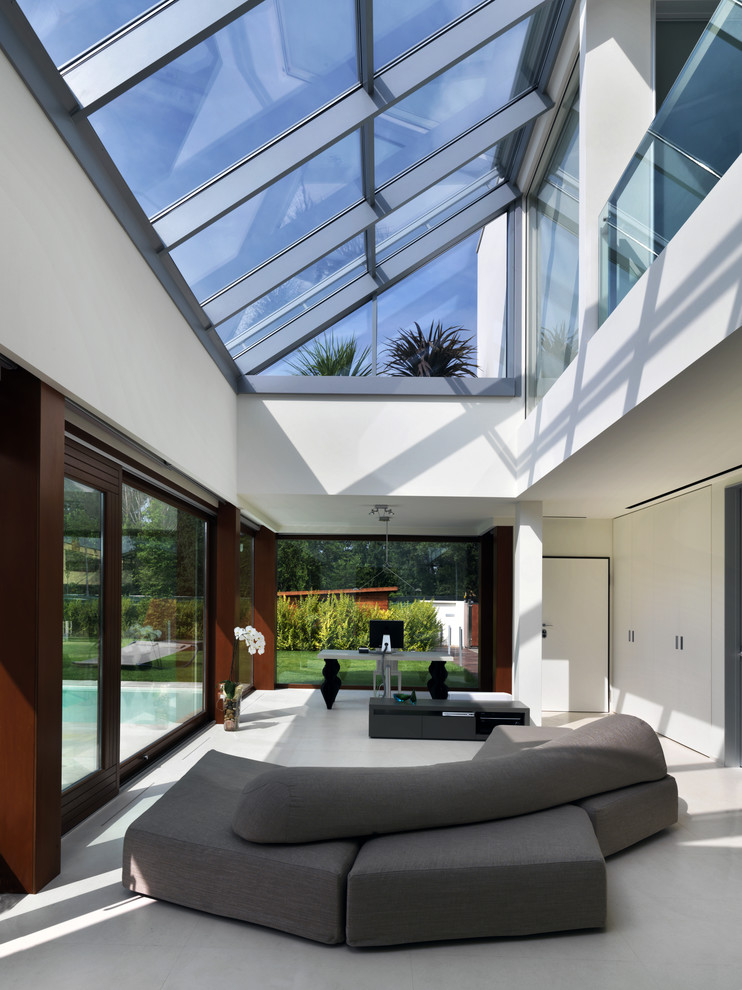 Photo of a contemporary conservatory in Bologna with a skylight.