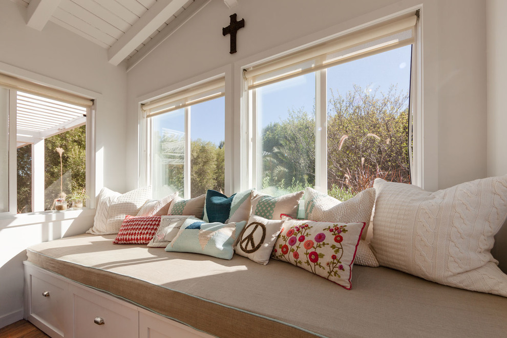 Immagine di una veranda stile marinaro di medie dimensioni con pavimento in legno massello medio e soffitto classico