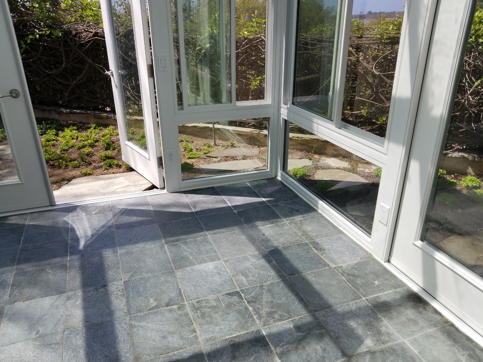 На фото: маленькая терраса в стиле модернизм с бетонным полом и стеклянным потолком без камина для на участке и в саду