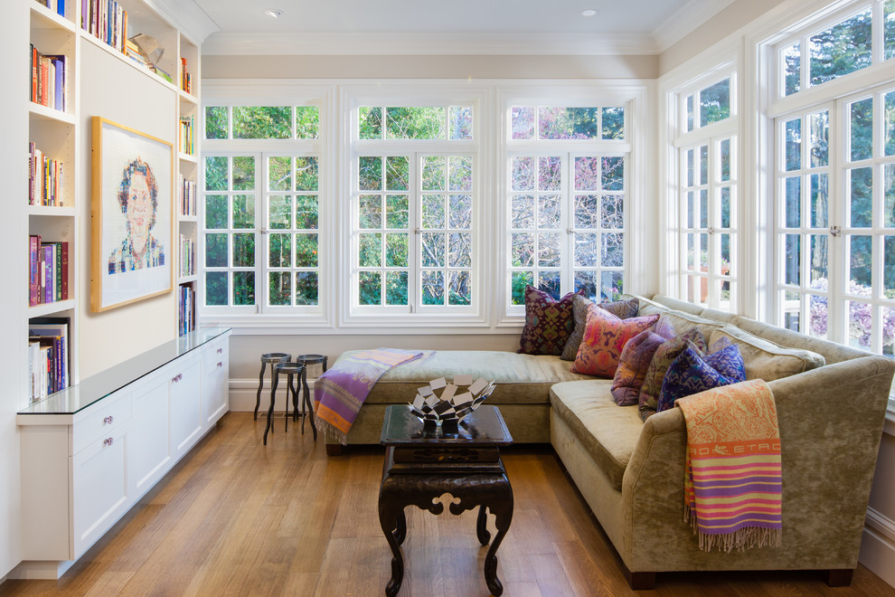 Immagine di una veranda classica di medie dimensioni con pavimento in legno massello medio, nessun camino, soffitto classico e pavimento marrone