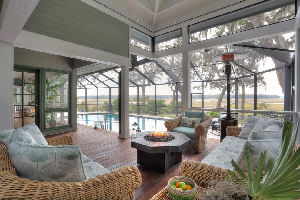 Esempio di una grande veranda stile marinaro con pavimento in legno massello medio, lucernario e pavimento marrone