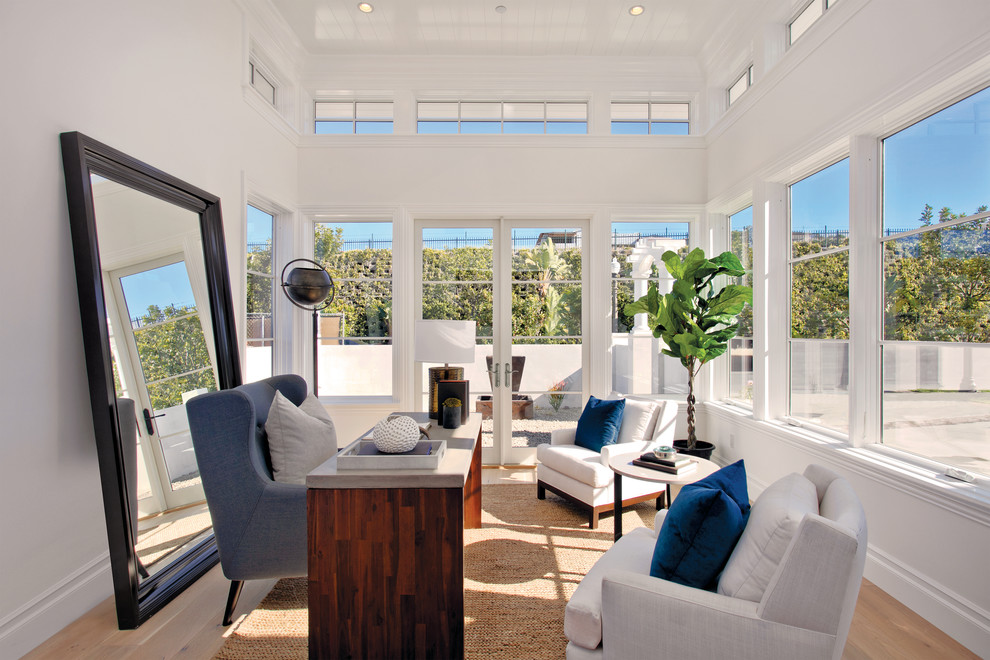 Idee per una grande veranda costiera con parquet chiaro e soffitto classico