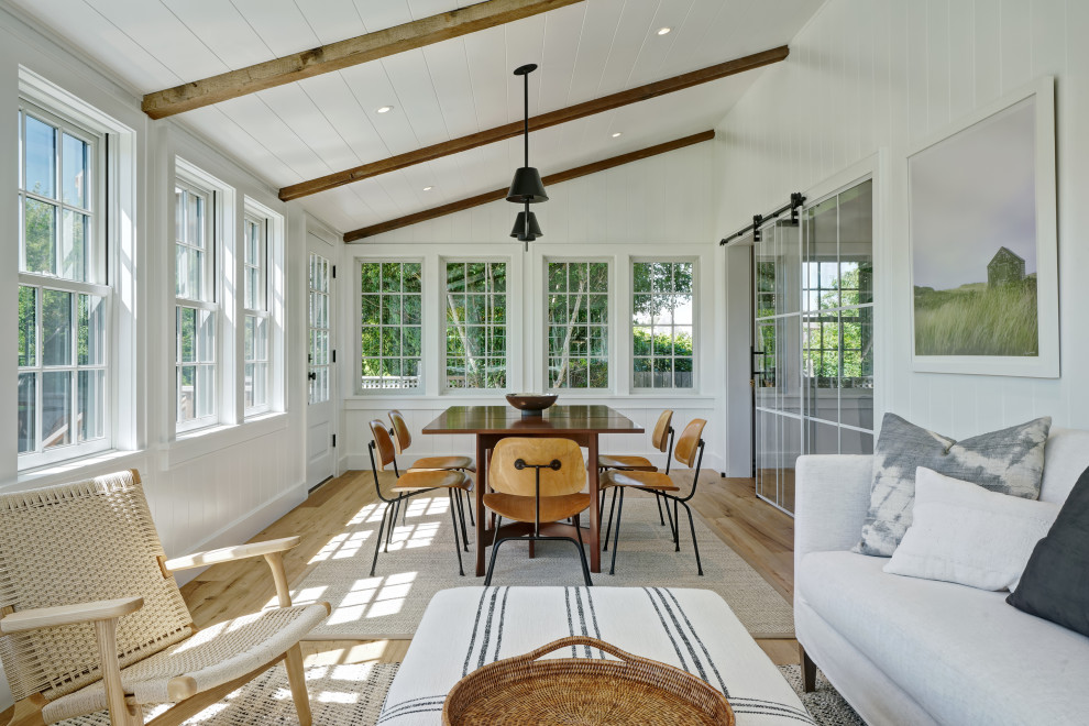 Idee per una veranda stile marino con pavimento in legno massello medio, nessun camino, soffitto classico e pavimento marrone