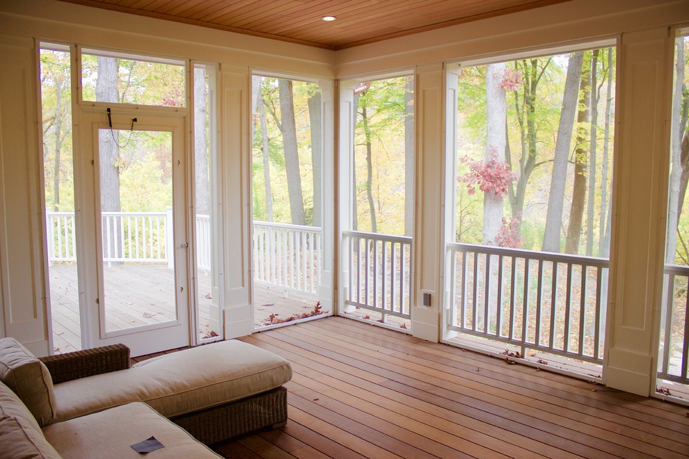 Esempio di una veranda american style di medie dimensioni con pavimento in legno massello medio, nessun camino e soffitto classico