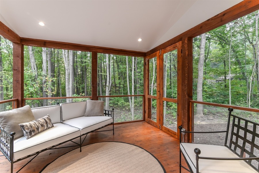 Immagine di una veranda minimal di medie dimensioni con pavimento in legno massello medio e soffitto classico