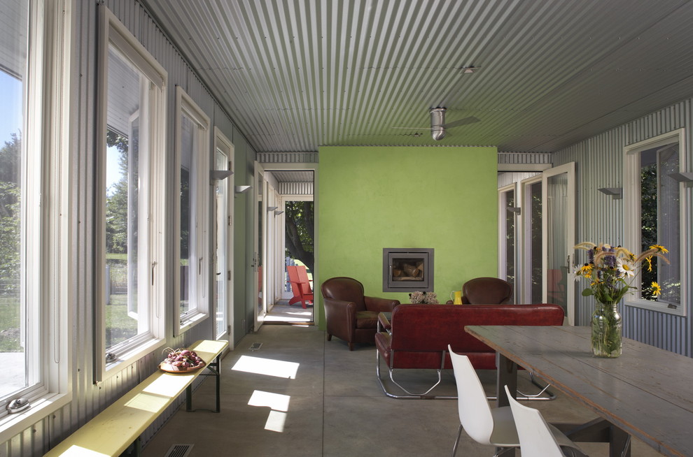 Пример оригинального дизайна: гостиная комната в стиле лофт с бетонным полом