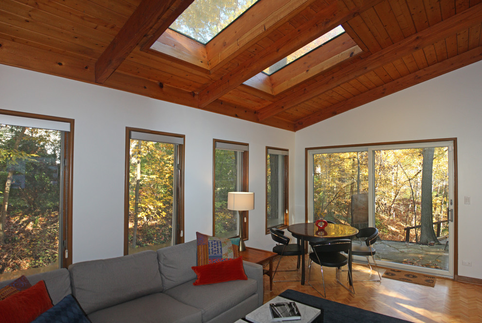 Exempel på ett 60 tals uterum, med takfönster och mellanmörkt trägolv