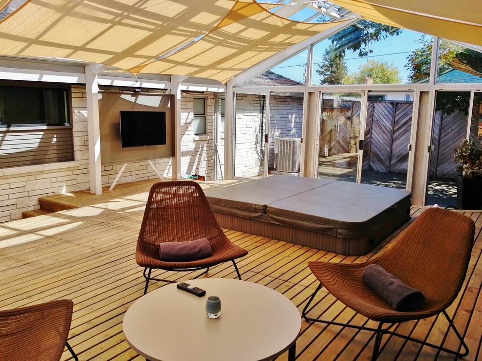 Idee per una grande veranda minimalista con parquet chiaro e lucernario