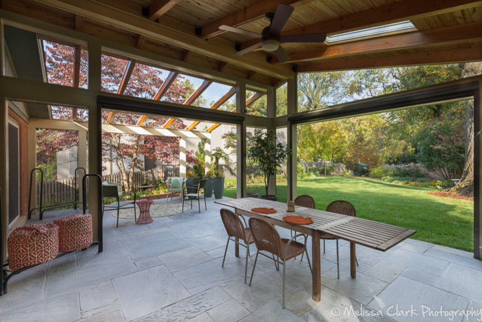 Immagine di una veranda minimalista di medie dimensioni con pavimento in cemento e lucernario