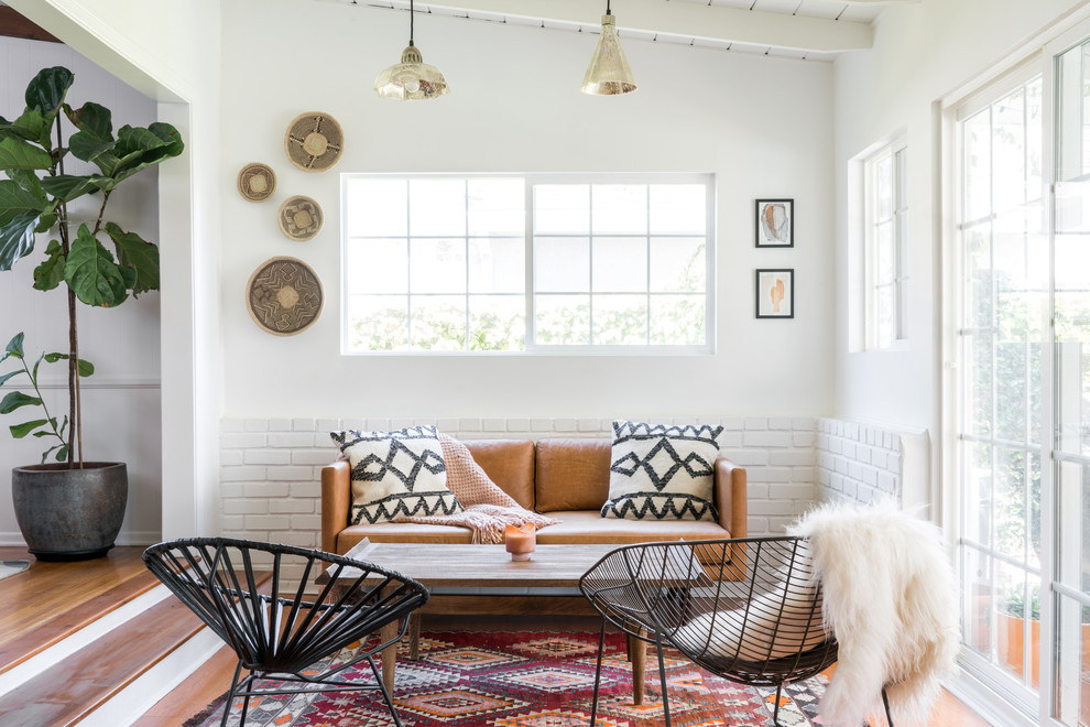 Foto di una grande veranda minimalista con nessun camino, soffitto classico, pavimento in legno massello medio e pavimento marrone