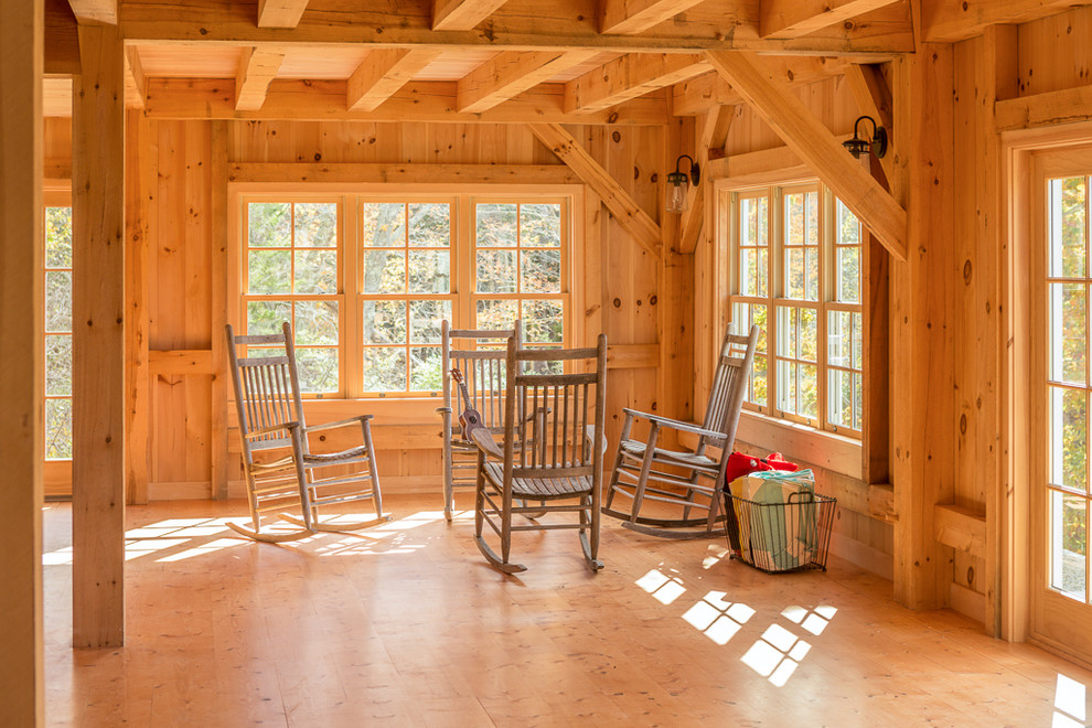 Foto di una veranda country con pavimento in legno massello medio e soffitto classico