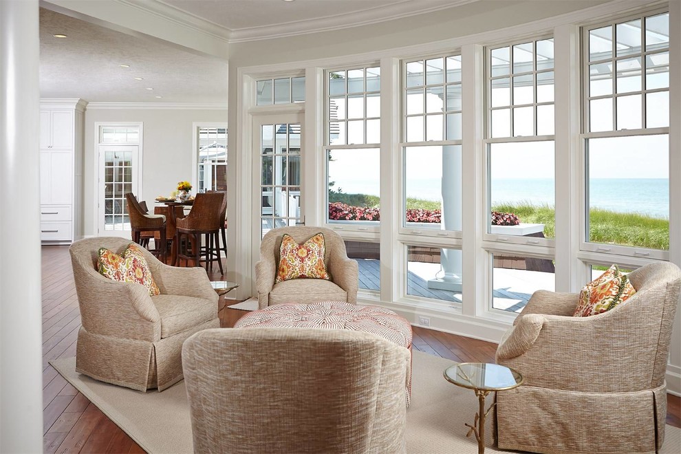 Esempio di una veranda stile marino di medie dimensioni con pavimento in legno massello medio, soffitto classico e pavimento marrone