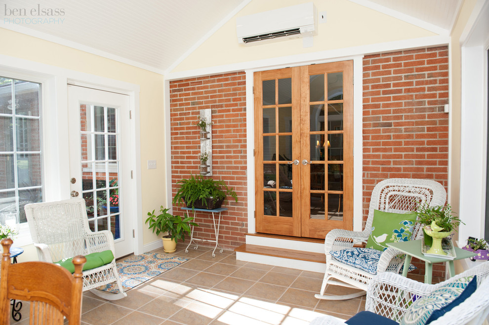 Esempio di una veranda classica di medie dimensioni con pavimento con piastrelle in ceramica e soffitto classico