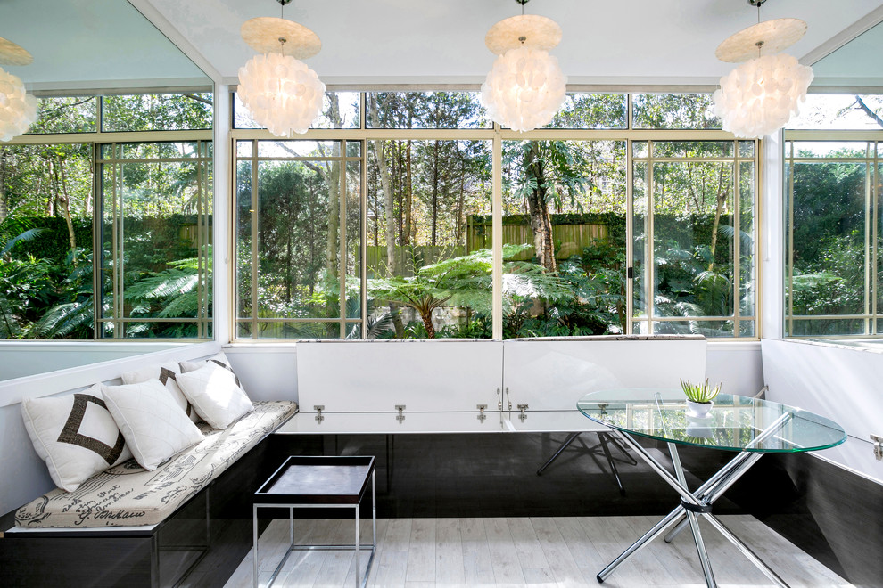 Immagine di una veranda minimal con parquet chiaro e soffitto classico