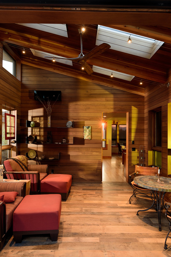 Idee per una veranda stile rurale di medie dimensioni con pavimento in legno massello medio, lucernario e pavimento marrone