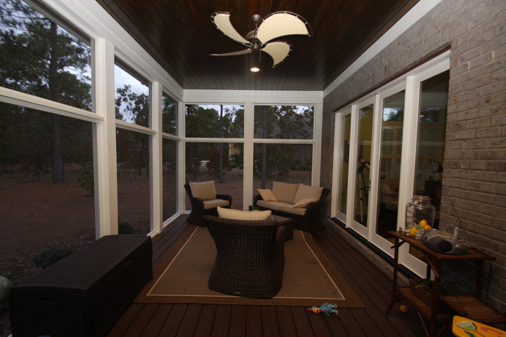 Immagine di una veranda classica di medie dimensioni con parquet scuro, nessun camino, soffitto classico e pavimento marrone