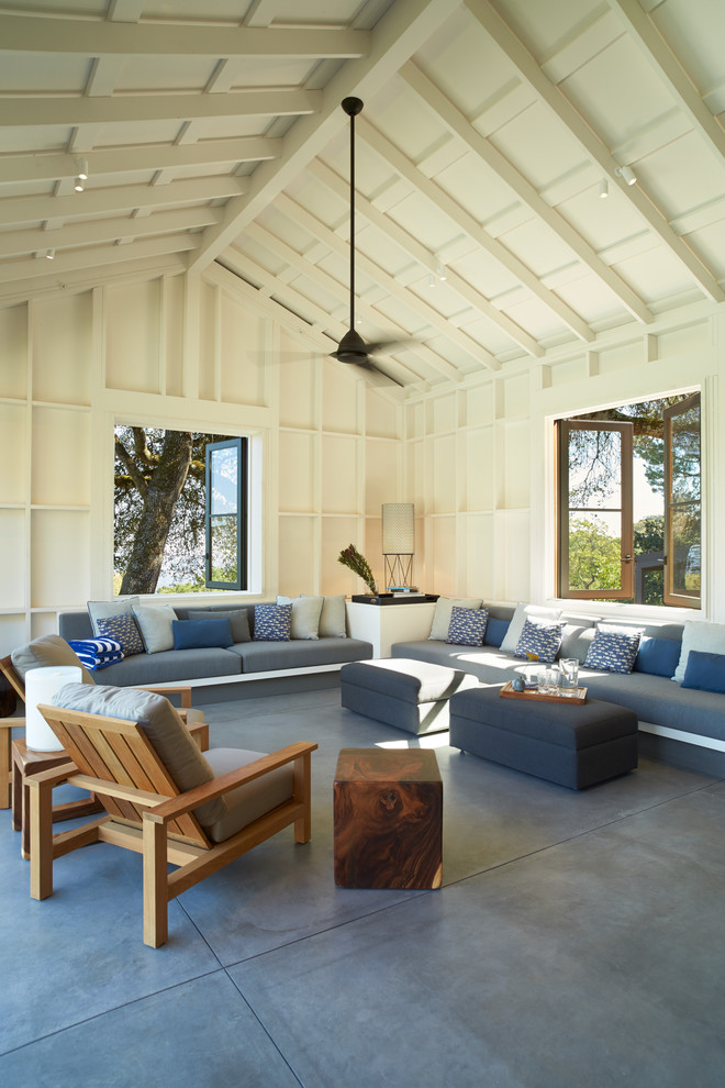 Источник вдохновения для домашнего уюта: большая терраса в стиле кантри с бетонным полом и стандартным потолком