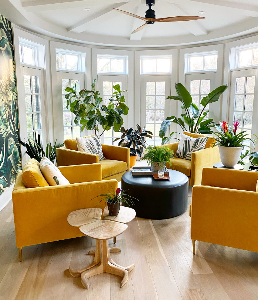 Aménagement d'une véranda contemporaine avec parquet clair, un plafond standard et un sol beige.