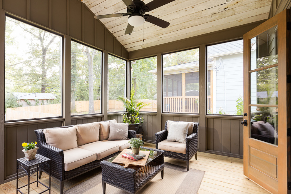 Idee per una veranda stile rurale di medie dimensioni con parquet chiaro e soffitto classico