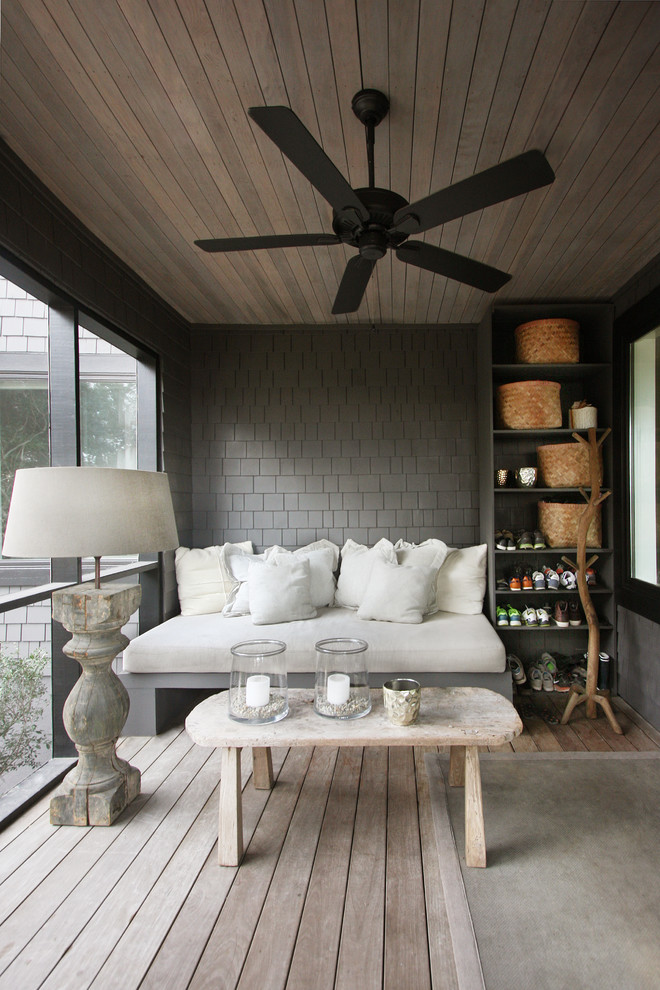 Idee per una veranda stile marino con parquet chiaro e soffitto classico