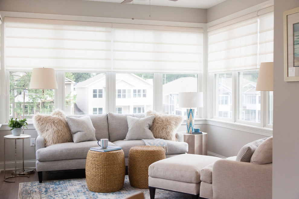 Foto di una veranda classica di medie dimensioni con parquet chiaro, soffitto classico e pavimento grigio