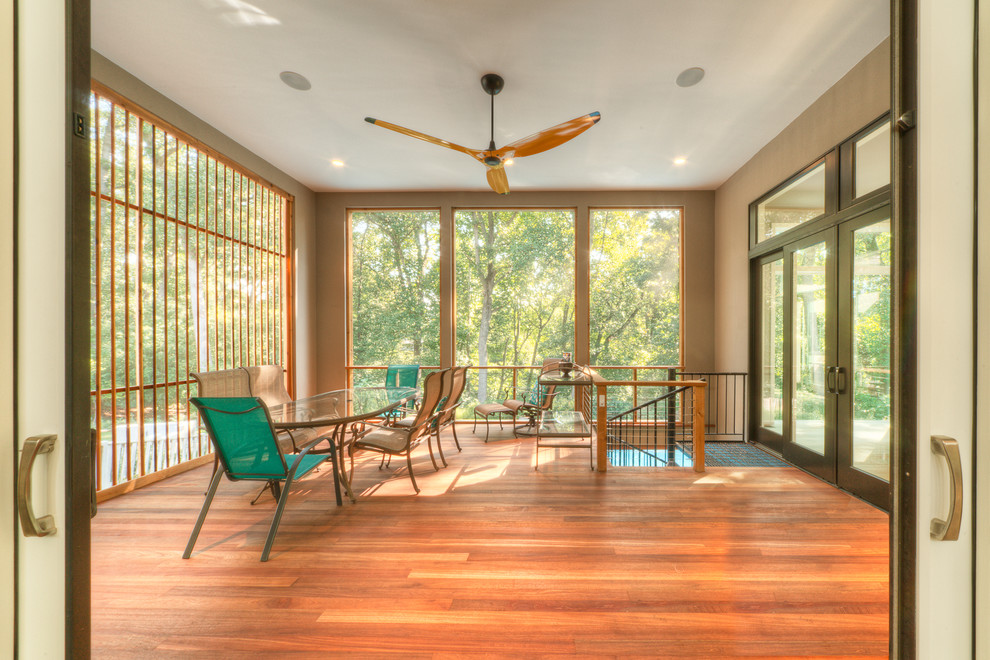 Foto di una veranda contemporanea con pavimento in legno massello medio e soffitto classico