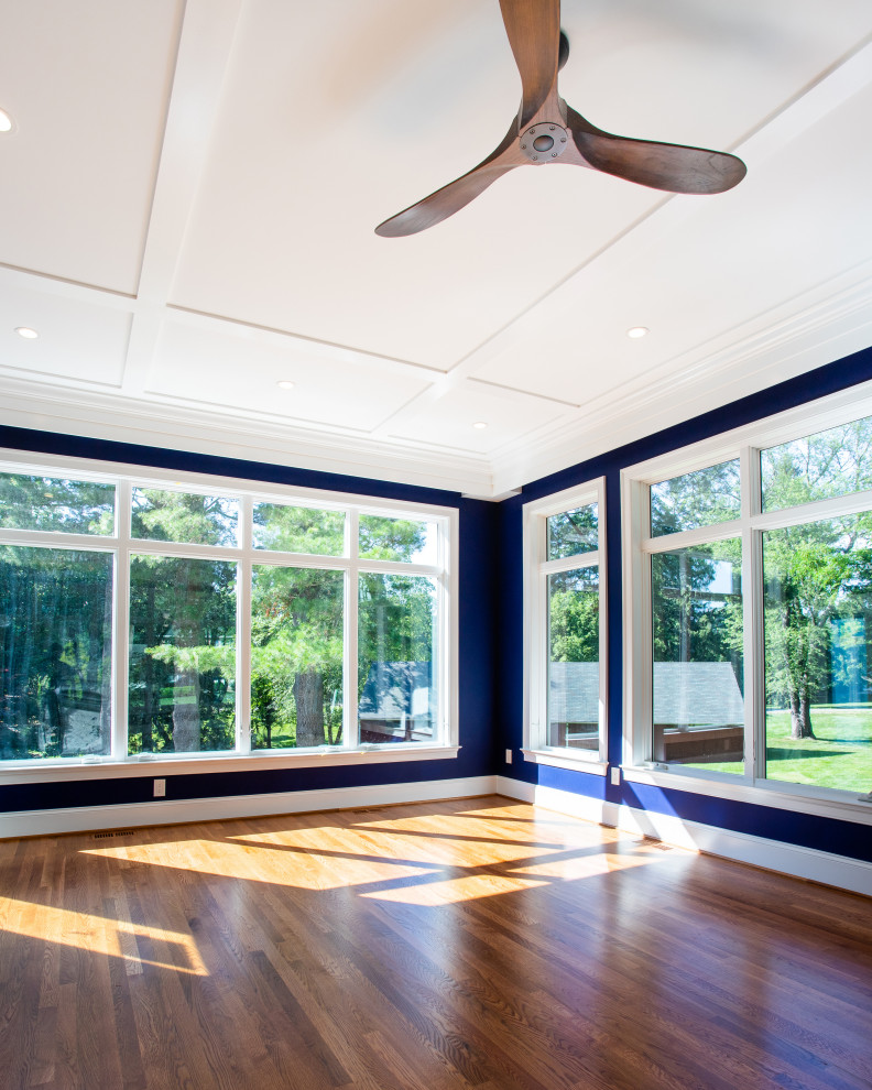 Foto de galería tradicional renovada extra grande con suelo de madera en tonos medios, techo estándar y suelo marrón