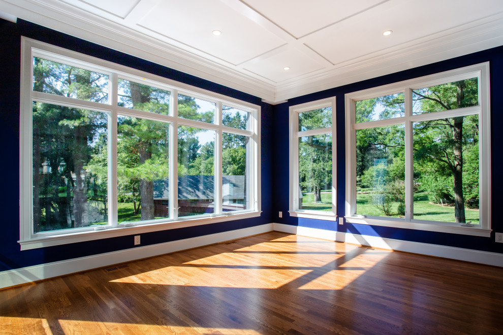 Esempio di un'ampia veranda classica con pavimento in legno massello medio, soffitto classico e pavimento marrone