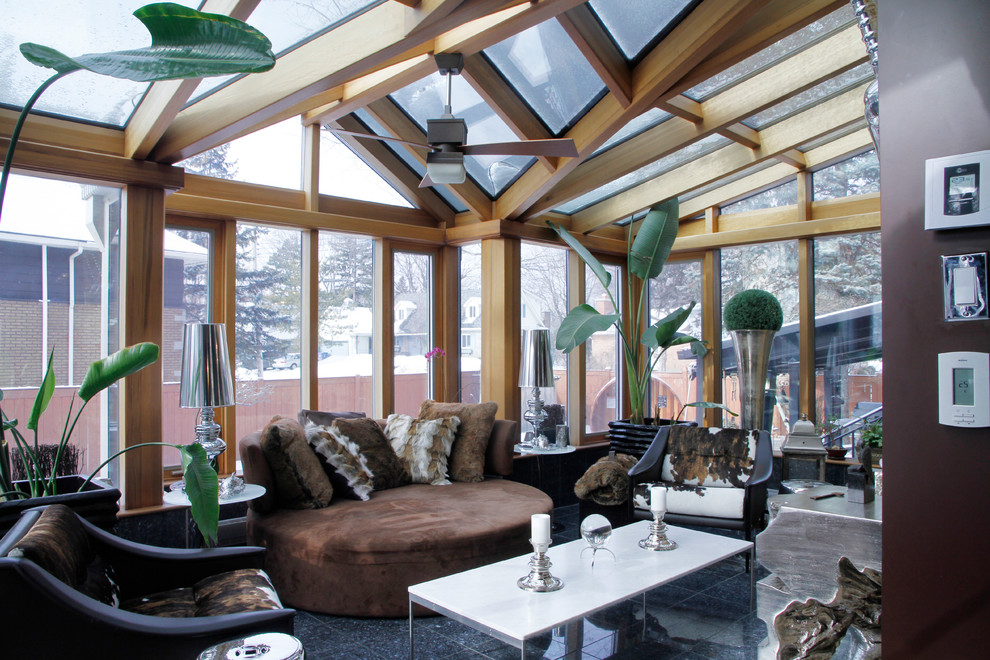 Esempio di una veranda tradizionale con soffitto in vetro
