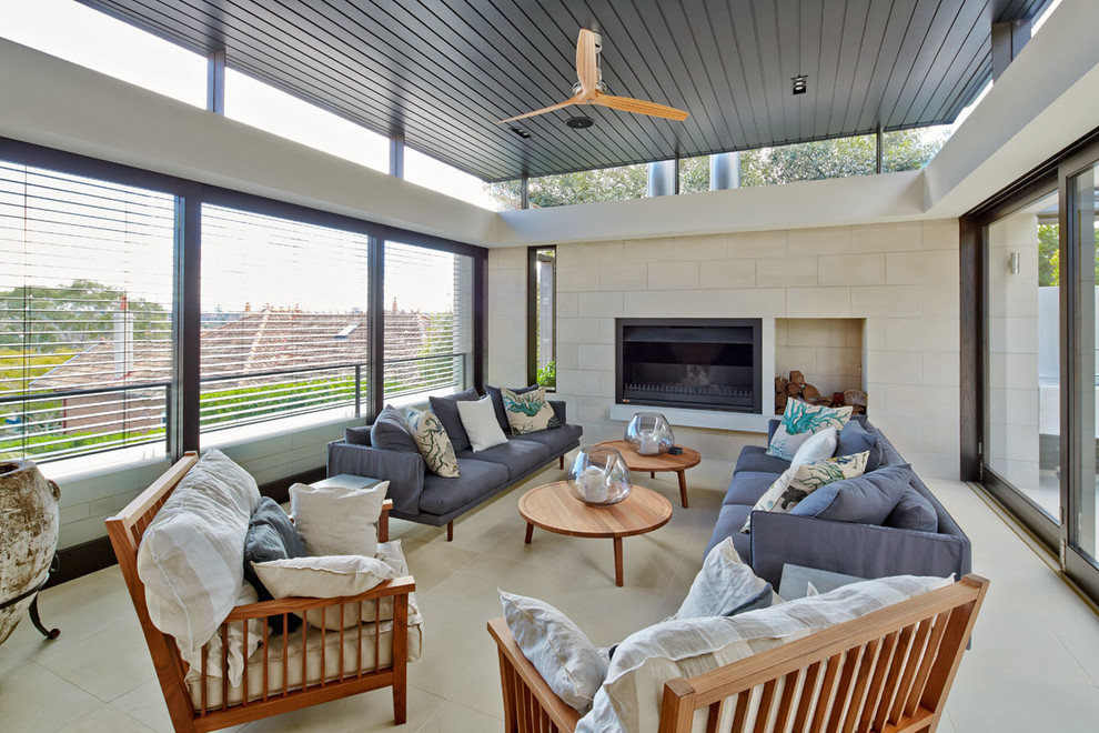 Immagine di una grande veranda design con camino lineare Ribbon, cornice del camino in metallo, soffitto classico e pavimento grigio