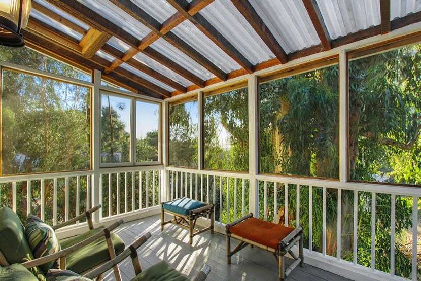 Foto di una veranda rustica di medie dimensioni con parquet chiaro, soffitto classico e pavimento grigio