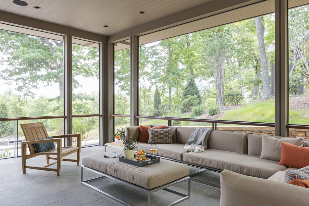 Immagine di una veranda minimal con parquet chiaro e soffitto classico